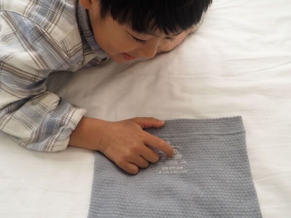 パジャマや洋服の下にも。子どもの冷え対策に「キッズ腹巻き」取り入れた話[PR]