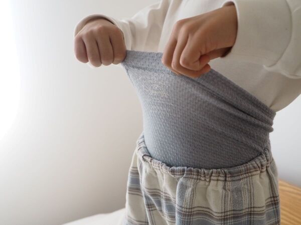 パジャマや洋服の下にも。子どもの冷え対策に「キッズ腹巻き」取り入れた話[PR]
