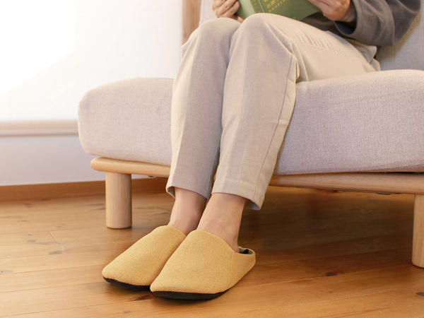 釘やガラスを踏んでも大丈夫！ 普段使いの「防災スリッパ」