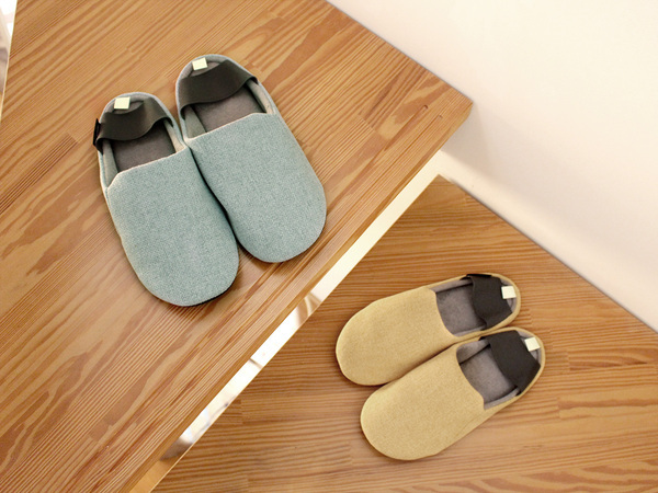 釘やガラスを踏んでも大丈夫！ 普段使いの「防災スリッパ」