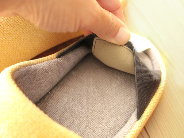 釘やガラスを踏んでも大丈夫！ 普段使いの「防災スリッパ」