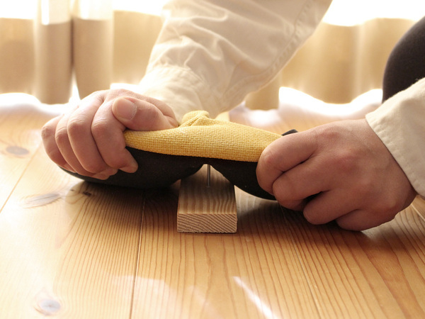 釘やガラスを踏んでも大丈夫！ 普段使いの「防災スリッパ」