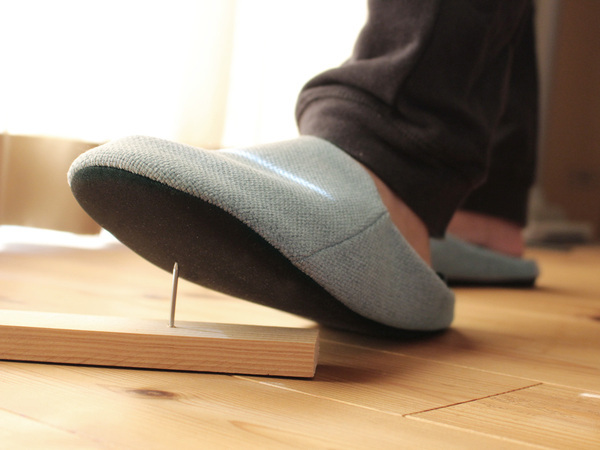 釘やガラスを踏んでも大丈夫！ 普段使いの「防災スリッパ」