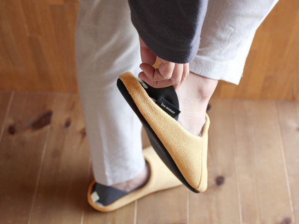 釘やガラスを踏んでも大丈夫！ 普段使いの「防災スリッパ」