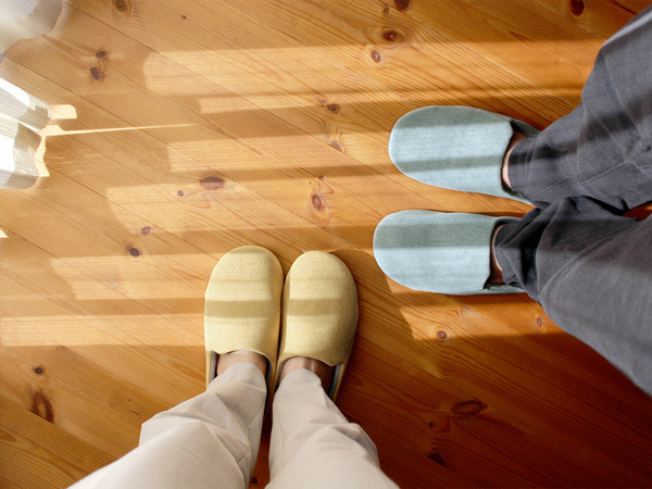 釘やガラスを踏んでも大丈夫！ 普段使いの「防災スリッパ」