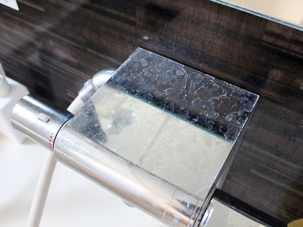 魔法みたいに水アカがスルン。わたし史上“最ラク”のお風呂クリーナー見つけた！[PR]