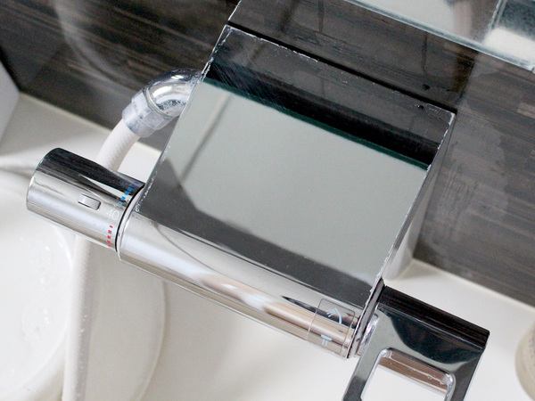 魔法みたいに水アカがスルン。わたし史上“最ラク”のお風呂クリーナー見つけた！[PR]