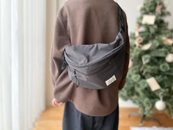 小学生のお出かけに大活躍！ ペットボトルとゲーム機がしっかり入る「ボディバッグ」