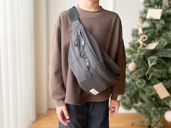 小学生のお出かけに大活躍！ ペットボトルとゲーム機がしっかり入る「ボディバッグ」