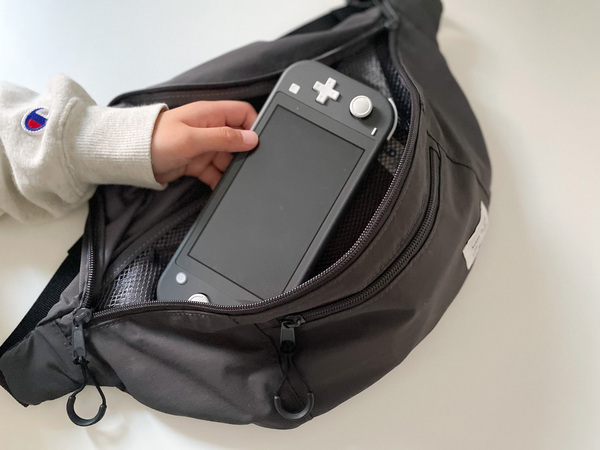 小学生のお出かけに大活躍！ ペットボトルとゲーム機がしっかり入る「ボディバッグ」