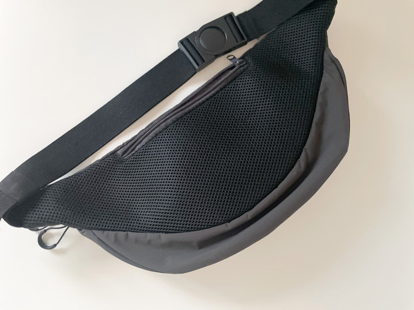 小学生のお出かけに大活躍！ ペットボトルとゲーム機がしっかり入る「ボディバッグ」