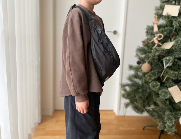 小学生のお出かけに大活躍！ ペットボトルとゲーム機がしっかり入る「ボディバッグ」