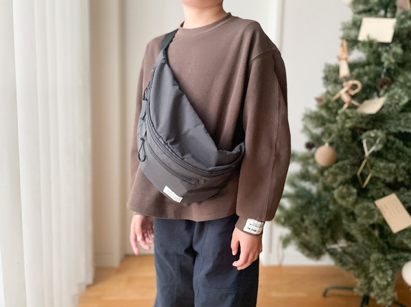 小学生のお出かけに大活躍！ ペットボトルとゲーム機がしっかり入る「ボディバッグ」