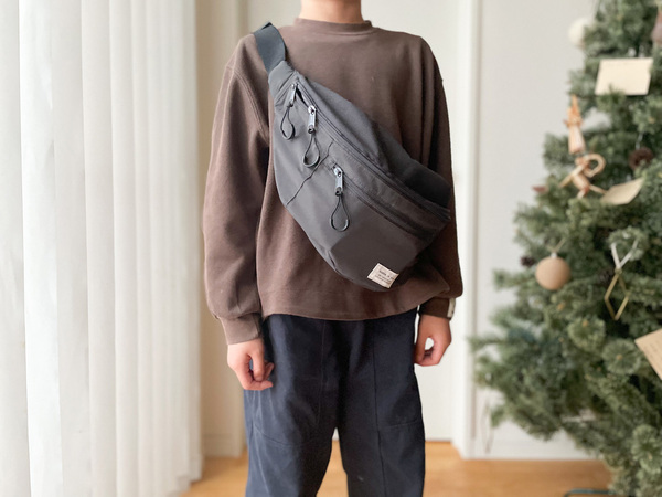 小学生のお出かけに大活躍！ ペットボトルとゲーム機がしっかり入る「ボディバッグ」