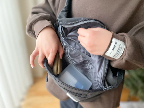 小学生のお出かけに大活躍！ ペットボトルとゲーム機がしっかり入る「ボディバッグ」