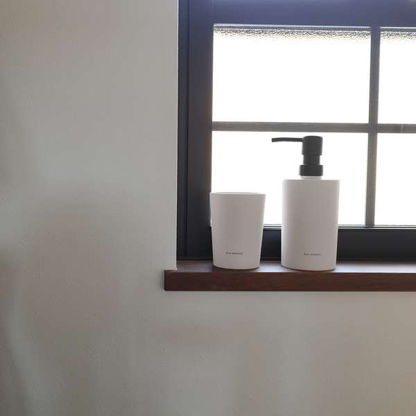 洗面台まわりの雰囲気ガラリッ。泡ハンドソープや歯磨きコップの生活感をオフする「まるで陶器のような」サニタリー用品新発売[PR]