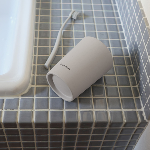 洗面台まわりの雰囲気ガラリッ。泡ハンドソープや歯磨きコップの生活感をオフする「まるで陶器のような」サニタリー用品新発売[PR]