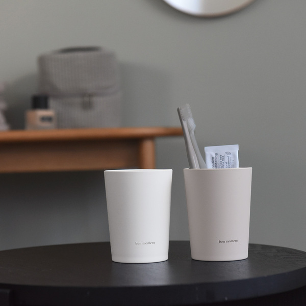 洗面台まわりの雰囲気ガラリッ。泡ハンドソープや歯磨きコップの生活感をオフする「まるで陶器のような」サニタリー用品新発売[PR]