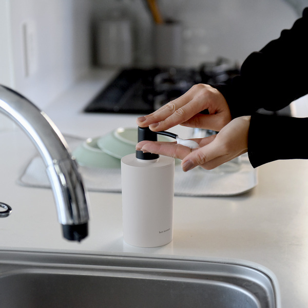 洗面台まわりの雰囲気ガラリッ。泡ハンドソープや歯磨きコップの生活感をオフする「まるで陶器のような」サニタリー用品新発売[PR]