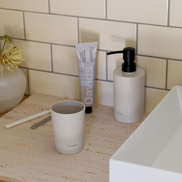洗面台まわりの雰囲気ガラリッ。泡ハンドソープや歯磨きコップの生活感をオフする「まるで陶器のような」サニタリー用品新発売[PR]