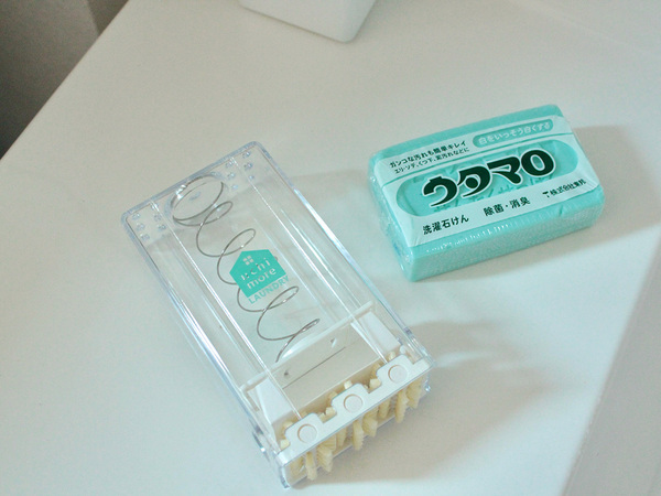 そのままブラッシングも、保管もできる「洗濯石鹸ケース」で、泥ハネ体操着の予洗いがラクに。[PR]