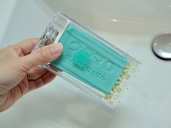 そのままブラッシングも、保管もできる「洗濯石鹸ケース」で、泥ハネ体操着の予洗いがラクに。[PR]