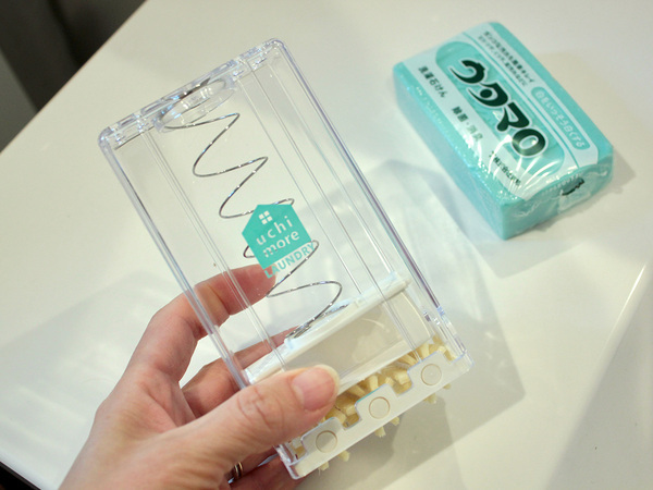 そのままブラッシングも、保管もできる「洗濯石鹸ケース」で、泥ハネ体操着の予洗いがラクに。[PR]