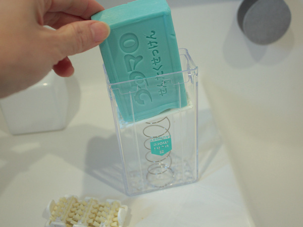 そのままブラッシングも、保管もできる「洗濯石鹸ケース」で、泥ハネ体操着の予洗いがラクに。[PR]