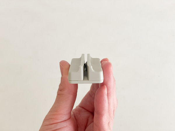 封筒の開封が1アクションでハサミ不要！「玄関ドアにくっつくマグネットレターカッター」[PR]