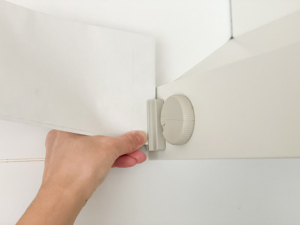 封筒の開封が1アクションでハサミ不要！「玄関ドアにくっつくマグネットレターカッター」[PR]