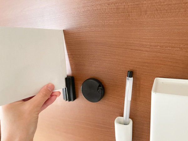 封筒の開封が1アクションでハサミ不要！「玄関ドアにくっつくマグネットレターカッター」[PR]