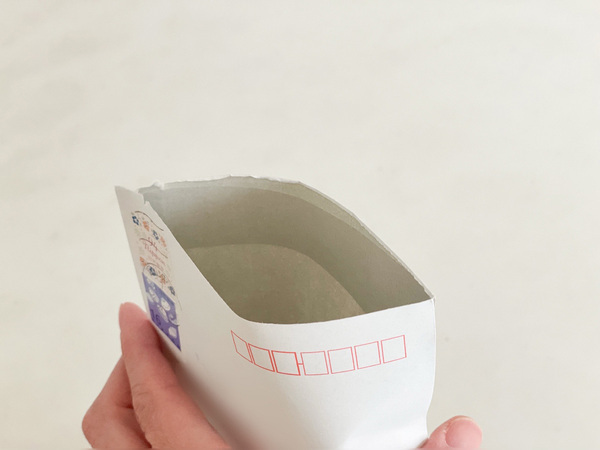 封筒の開封が1アクションでハサミ不要！「玄関ドアにくっつくマグネットレターカッター」[PR]