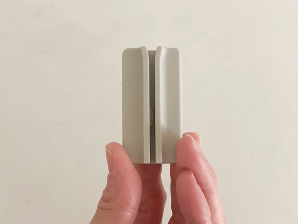 封筒の開封が1アクションでハサミ不要！「玄関ドアにくっつくマグネットレターカッター」[PR]