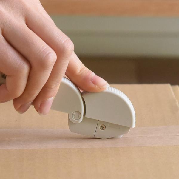 封筒の開封が1アクションでハサミ不要！「玄関ドアにくっつくマグネットレターカッター」[PR]