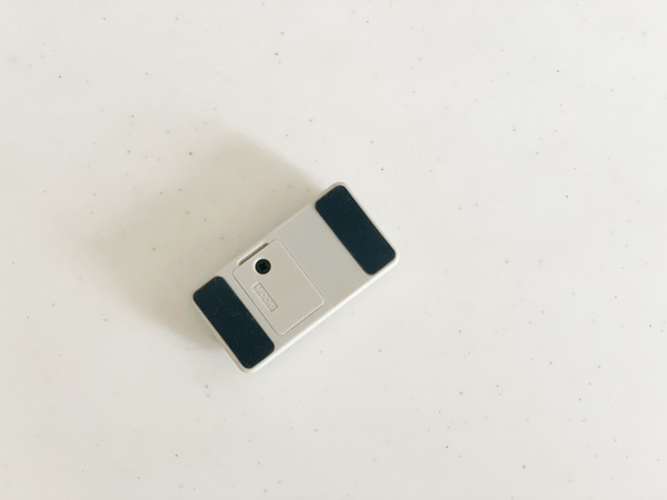 封筒の開封が1アクションでハサミ不要！「玄関ドアにくっつくマグネットレターカッター」[PR]