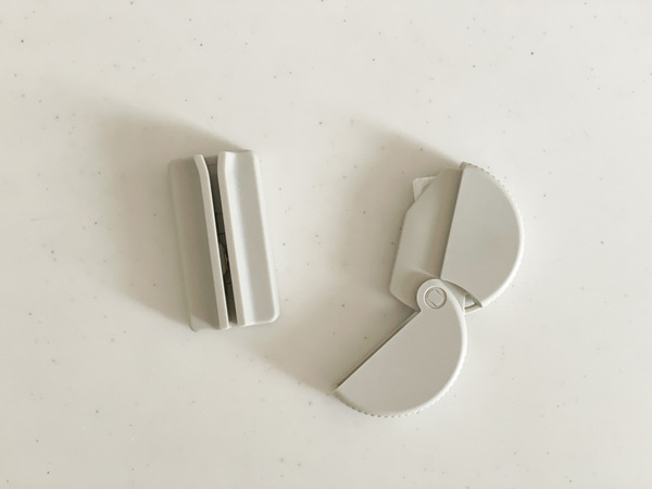 封筒の開封が1アクションでハサミ不要！「玄関ドアにくっつくマグネットレターカッター」[PR]