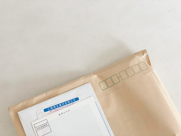 封筒の開封が1アクションでハサミ不要！「玄関ドアにくっつくマグネットレターカッター」[PR]