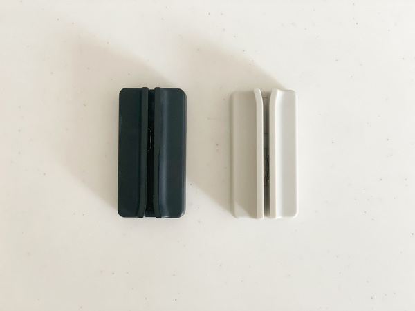 封筒の開封が1アクションでハサミ不要！「玄関ドアにくっつくマグネットレターカッター」[PR]