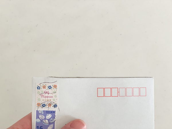 封筒の開封が1アクションでハサミ不要！「玄関ドアにくっつくマグネットレターカッター」[PR]