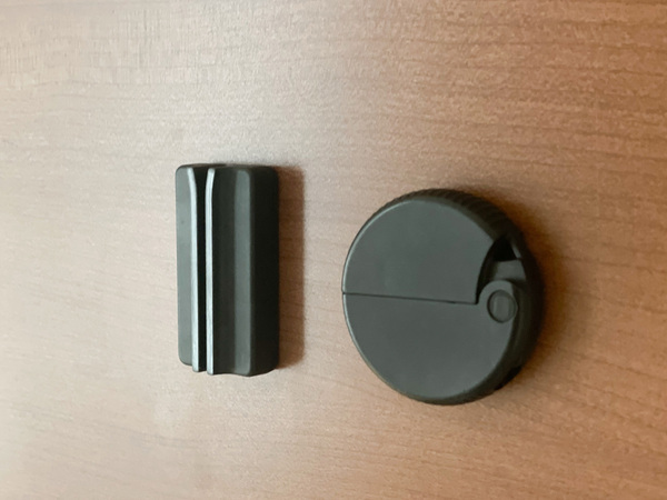 封筒の開封が1アクションでハサミ不要！「玄関ドアにくっつくマグネットレターカッター」[PR]