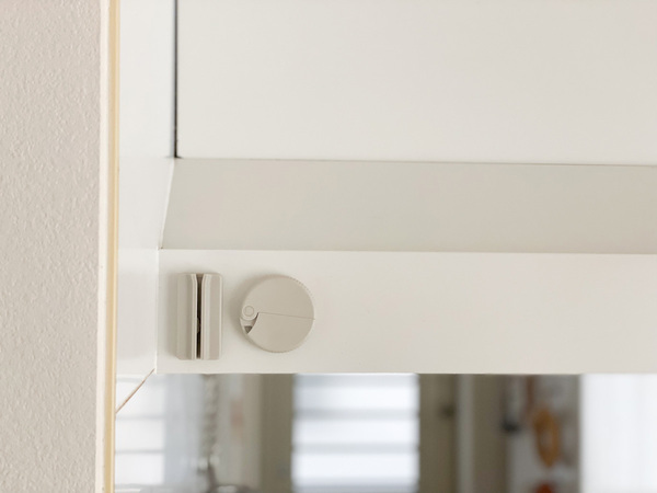 封筒の開封が1アクションでハサミ不要！「玄関ドアにくっつくマグネットレターカッター」[PR]