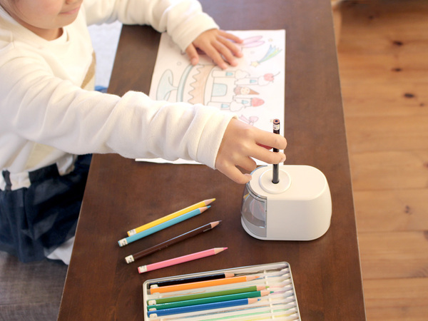 「最初からコレにしておけばよかった」どこでも・らくちん・コンパクト、電動鉛筆削りドッチモ[PR]