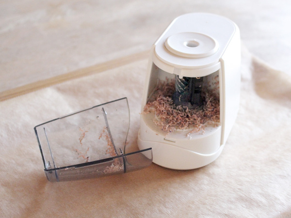 「最初からコレにしておけばよかった」どこでも・らくちん・コンパクト、電動鉛筆削りドッチモ[PR]