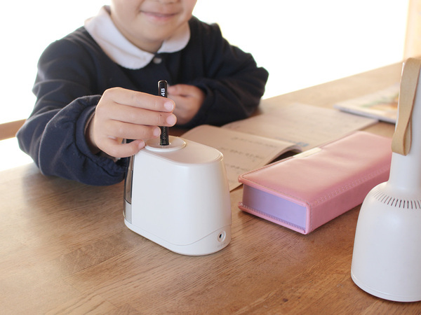 「最初からコレにしておけばよかった」どこでも・らくちん・コンパクト、電動鉛筆削りドッチモ[PR]