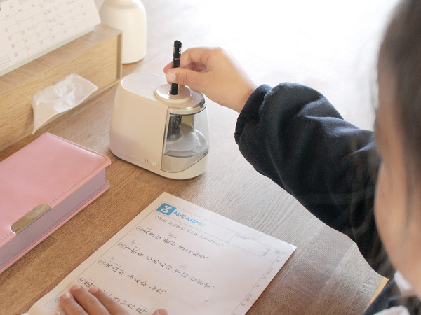 「最初からコレにしておけばよかった」どこでも・らくちん・コンパクト、電動鉛筆削りドッチモ[PR]