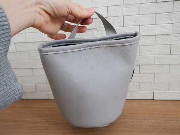 ここにあったら便利！な場所にプラスできる。"吊りさげられる"コンパクトごみ箱。[PR]