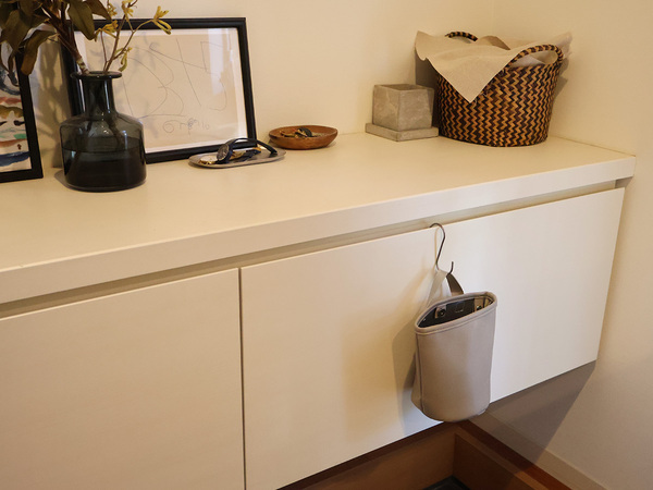 ここにあったら便利！な場所にプラスできる。"吊りさげられる"コンパクトごみ箱。[PR]