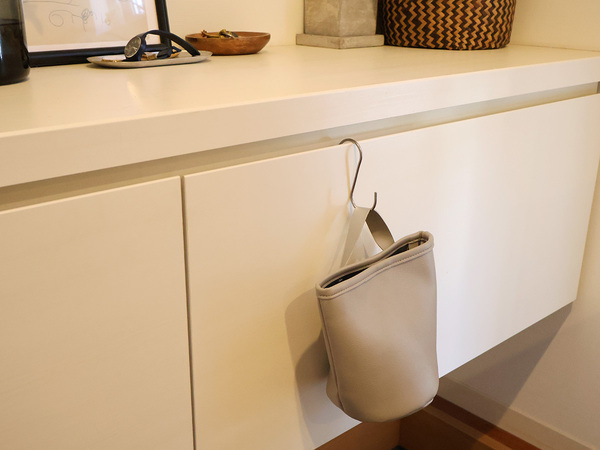 ここにあったら便利！な場所にプラスできる。"吊りさげられる"コンパクトごみ箱。[PR]