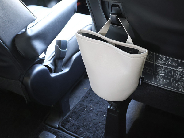 ここにあったら便利！な場所にプラスできる。"吊りさげられる"コンパクトごみ箱。[PR]