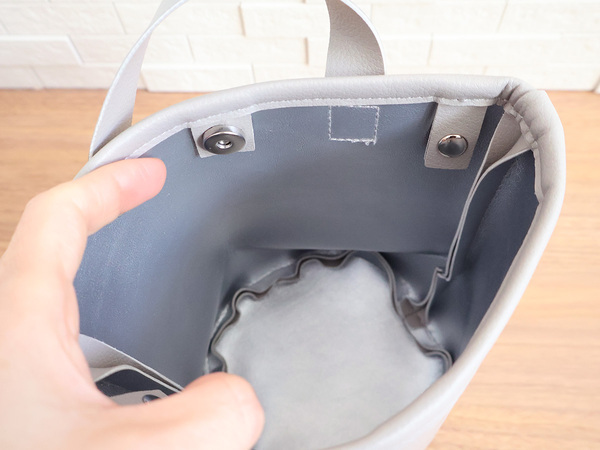 ここにあったら便利！な場所にプラスできる。"吊りさげられる"コンパクトごみ箱。[PR]